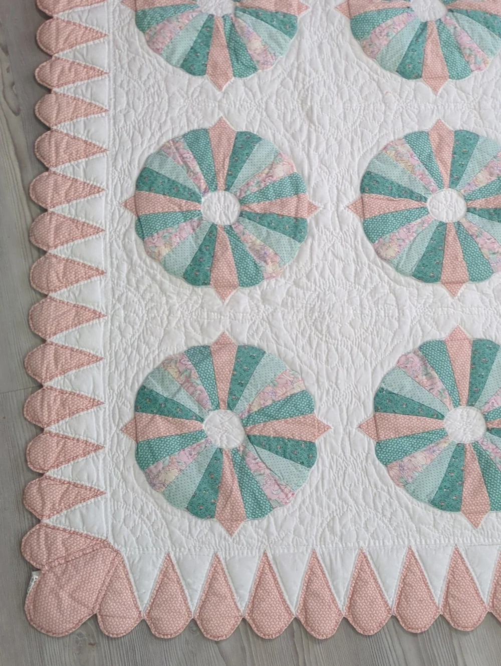 Dresden Plate Quilt 64x80 Pink Green Scalloped Edge Cottagecore Twin Throw